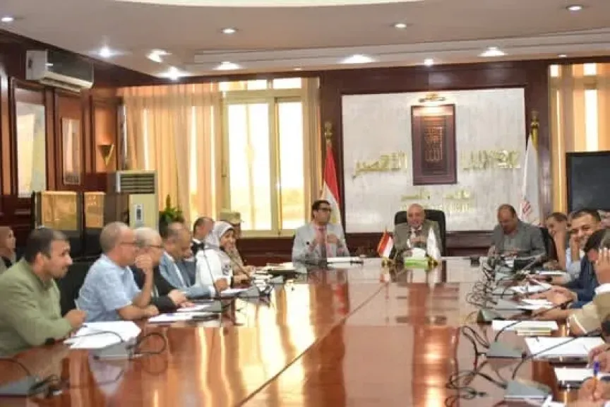 محافظ الأقصر يعقد الجلسة الخامسة للمجلس التنفيذي ويقر تخصيص أراضي لمدارس ومحطة مياه