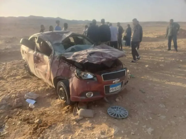 مصرع شخص وإصابة 4 آخرين إثر انقلاب سيارة ملاكي بطريق الخارجة - أسيوط