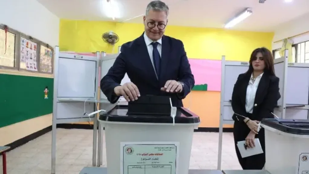 وزير البترول كريم بدوي يدلي بصوتة في انتخابات النواب بمدرسة فاطمة عنان بالقاهرة الجديد