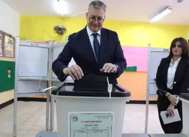 وزير البترول كريم بدوي يدلي بصوتة في انتخابات النواب بمدرسة فاطمة عنان بالقاهرة الجديد