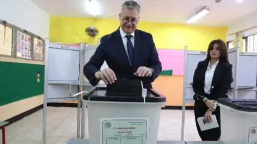 وزير البترول كريم بدوي يدلي بصوتة في انتخابات النواب بمدرسة فاطمة عنان بالقاهرة الجديد