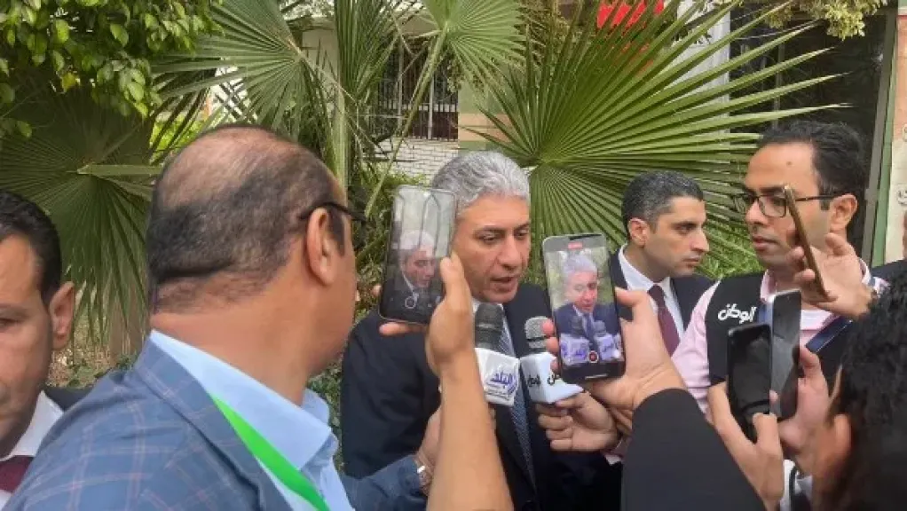 وزير السياحه يدلي بصوته في انتخابات النواب بمدرسة سيزانبراوي بالتجمع