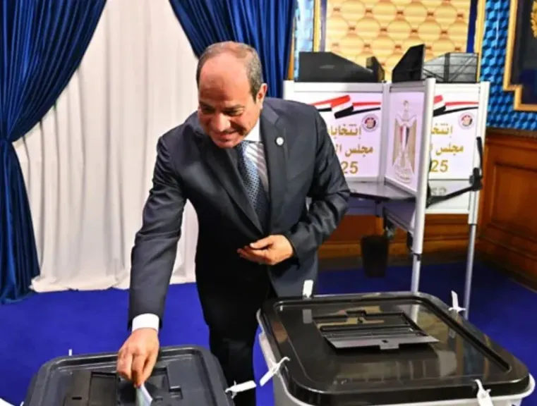 الرئيس السيسي يدلي بصوته بالمرحلة الثانية لانتخابات النواب 2025