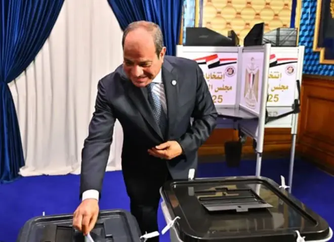الرئيس السيسي يدلي بصوته بالمرحلة الثانية لانتخابات النواب 2025