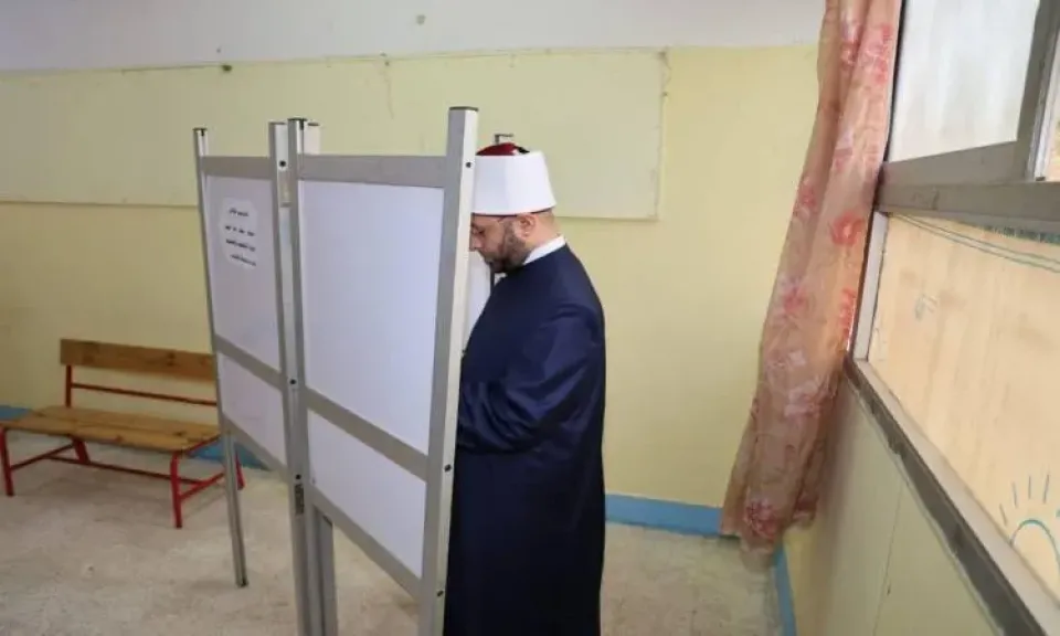 الدكتور أسامة الأزهري وزير الأوقاف يدلي بصوتة في انتخابات مجلس النواب بمدرسة فاطمة عنان