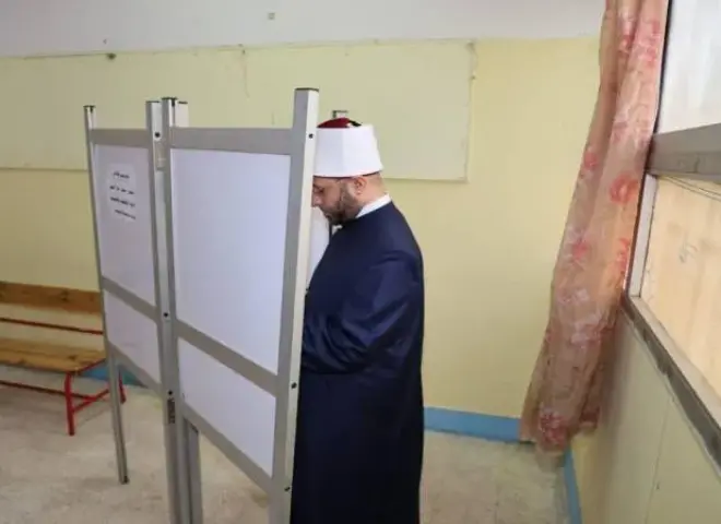 الدكتور أسامة الأزهري وزير الأوقاف يدلي بصوتة في انتخابات مجلس النواب بمدرسة فاطمة عنان