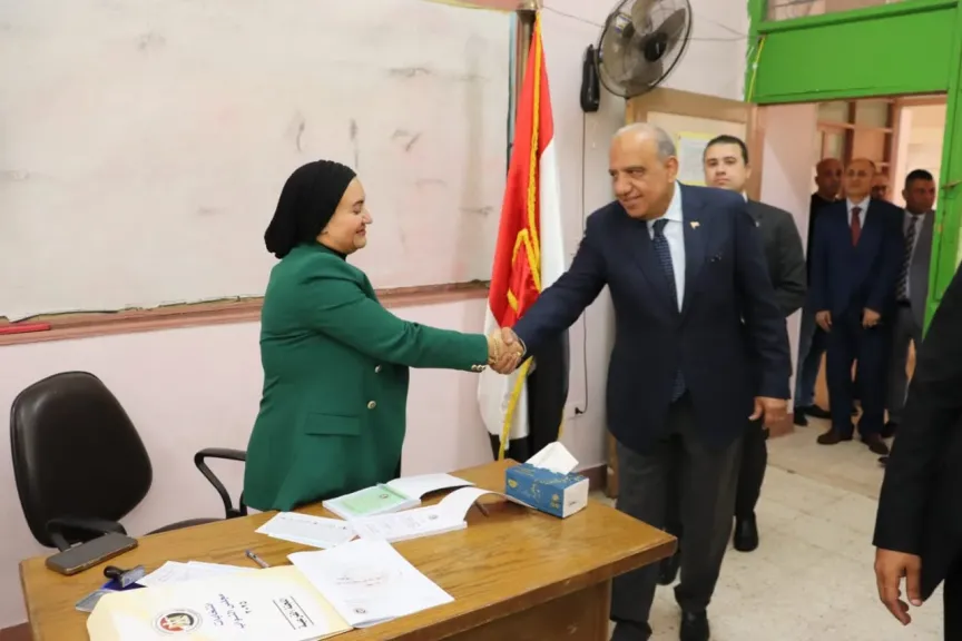 وزير الكهرباء يدلي بصوته في انتخابات النواب بمدرسة المنارة بمدينة نصر