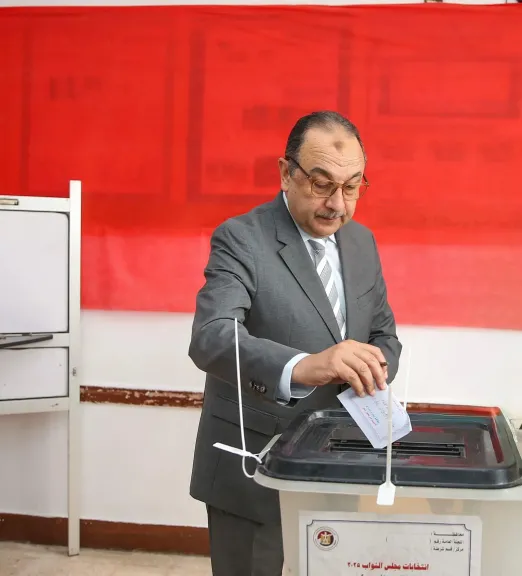 وزير قطاع الأعمال العام يدلي بصوته في انتخابات مجلس النواب بمدرسة سيزا نبراوي بالقاهرة الجديدة