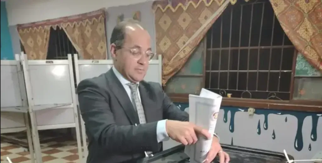 وزير المالية ”نسي بطاقتة” وأضطر للعودة للمنزل لإحضارها للإدلاء بصوته .. ومواطنين : يارب مينساش المرتبات