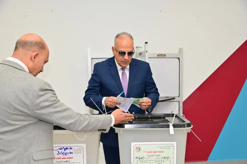 وزير الري يدلي بصوته في انتخابات مجلس النواب