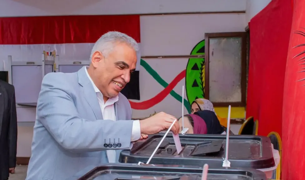 رئيس جامعة طنطا يدلي بصوته في انتخابات مجلس النواب ويدعو منسوبي الجامعة للمشاركة الإيجابية