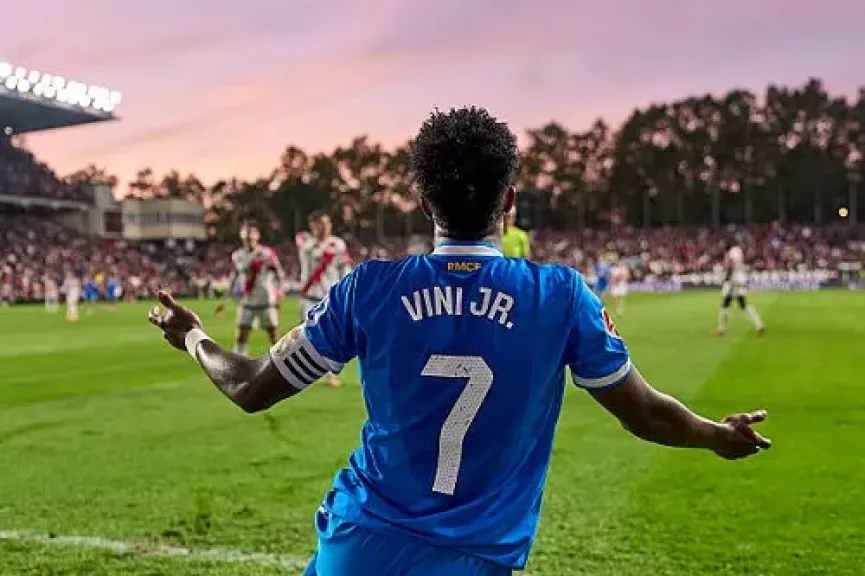 توتر مع ألونسو يعرقل مفاوضات ريال مدريد لتجديد عقد فينيسيوس جونيور