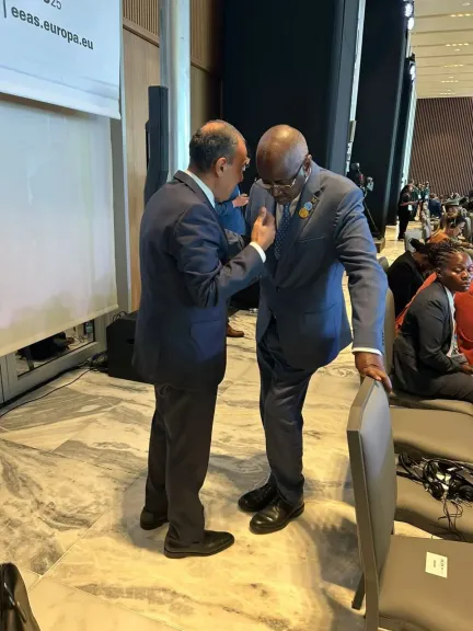 وزير الخارجية يلتقي مع نظيره الموريتاني على هامش القمة الأفريقية – الأوروبية في أنجولا