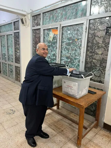 النائب أشرف عبد الغني يدلي بصوته في انتخابات مجلس النواب بدائرة القاهرة الجديدة