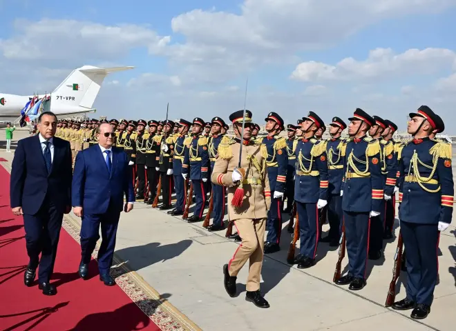 رئيس الوزراء يستقبل الوزير الأول للجمهورية الجزائرية بمطار القاهرة الدولي