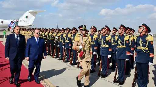 رئيس الوزراء يستقبل الوزير الأول للجمهورية الجزائرية بمطار القاهرة الدولي