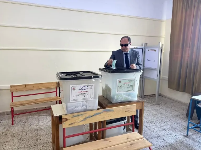 رئيس هيئة تنمية الصعيد يُدلي بصوته في انتخابات مجلس النواب 2025