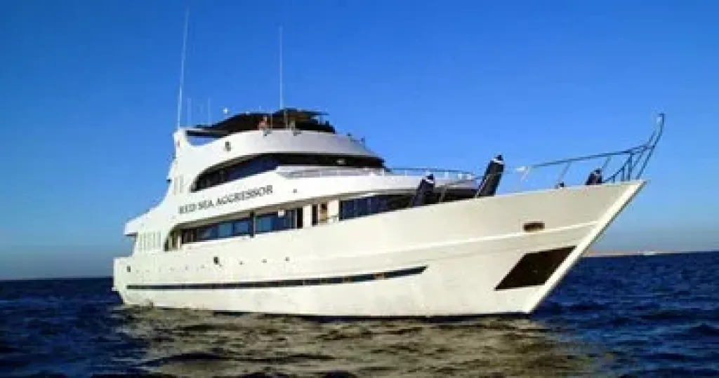 انقاذ 30 شخصاً على متن لانش سياحي بمرسي علم