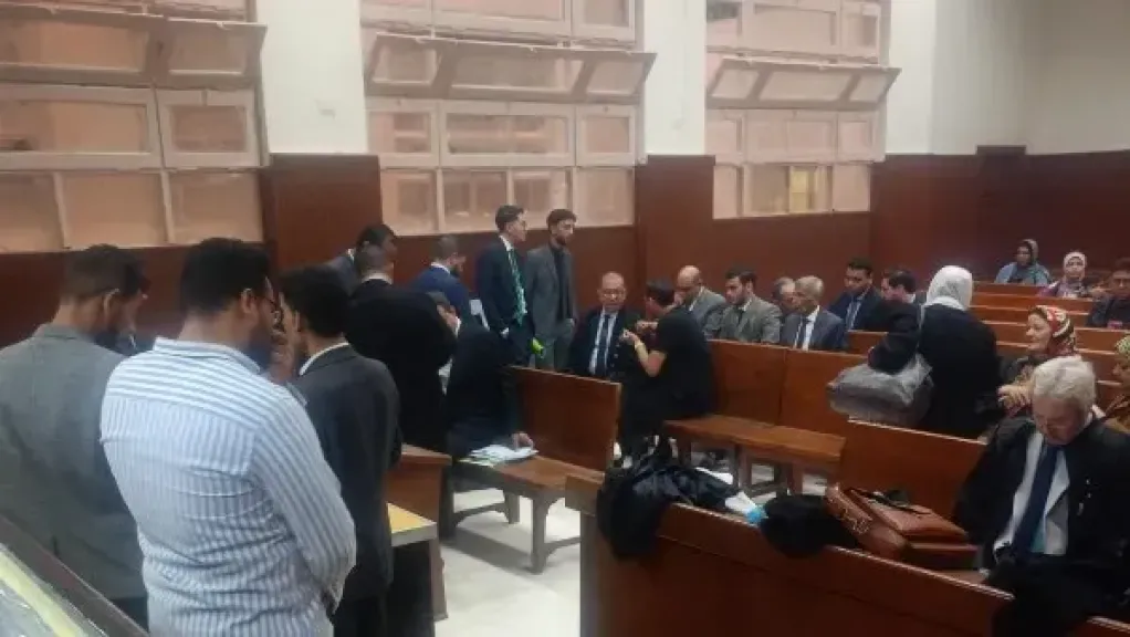 بتهمة الاعتداء علي بنته البالغة 8 سنوات .. محاكمة عاطل وصديقة بجنايات دمنهور