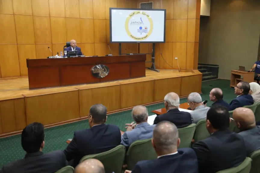 كامل الوزير يجتمع مع 23 شركة لمصنعي الأتوبيسات والمركبات لاستعراض قدرات المصنعين المحليين