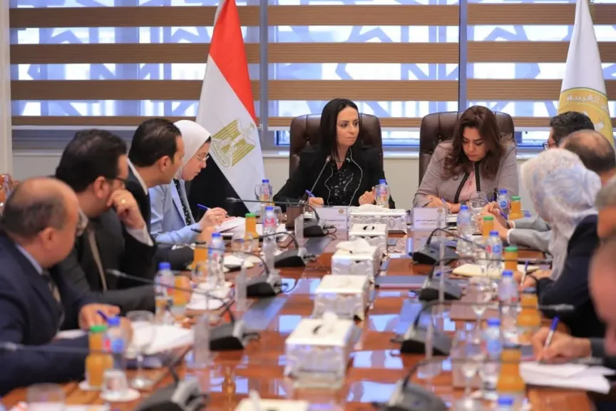 وزيرتا التنمية المحلية والتضامن الاجتماعي تبحثان دعم جهود الهلال الأحمر المصري