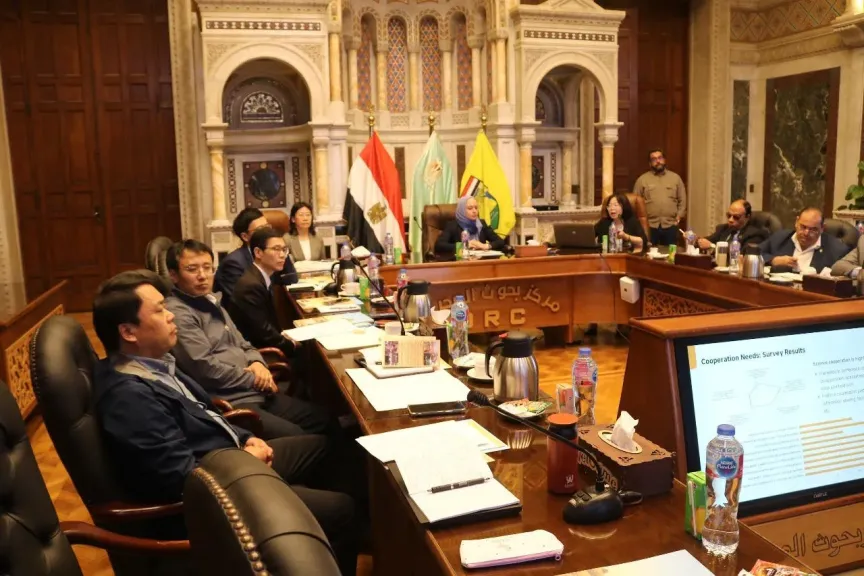 بحوث الصحراء: يستقبل وفد الأكاديمية الصينية للغابات لبحث التعاون في مجال مكافحة التصحر