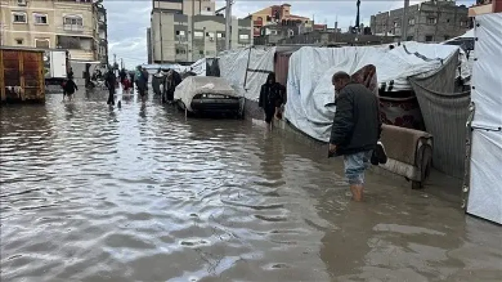 المنخفض الجوي بغزة يتلف 22 ألف خيمة و288 ألف أسرة بلا حماية