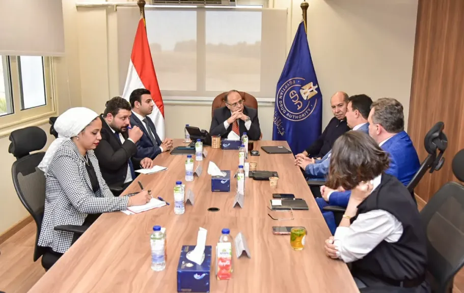 رئيس هيئة الدواء يبحث مع شركتي داف وكيورليدز تعزيز إتاحة الأدوية المبتكرة في السوق المصري