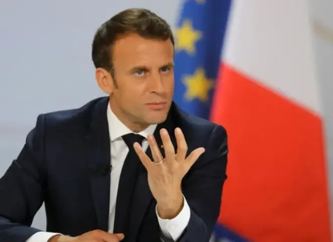 ماكرون يعتزم تعميم حظر الهواتف المحمولة على المعاهد لمواجهة أزمة التعلم في فرنسا