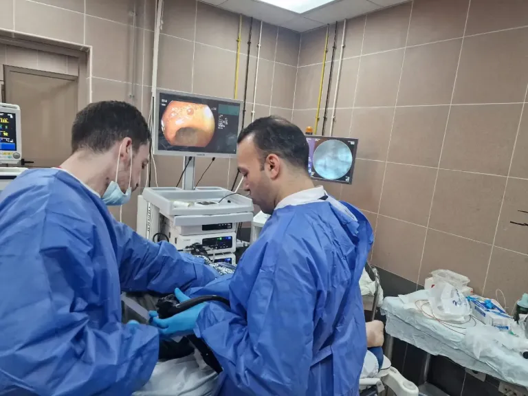 المنظار يكتب نهاية رحلة ٣ سنوات من المعاناة .. علاج طفلة من نزيف مستمر بوحدة المناظير بمستشفى أحمد ماهر التعليمي