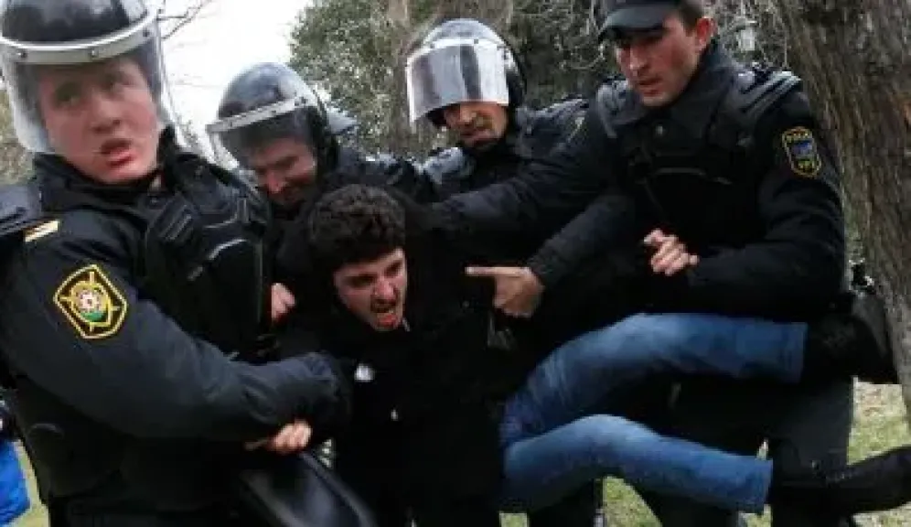 الشرطة في أذربيجان تداهم منزل معارض وسط تحقيقات بشأن محاولة انقلاب