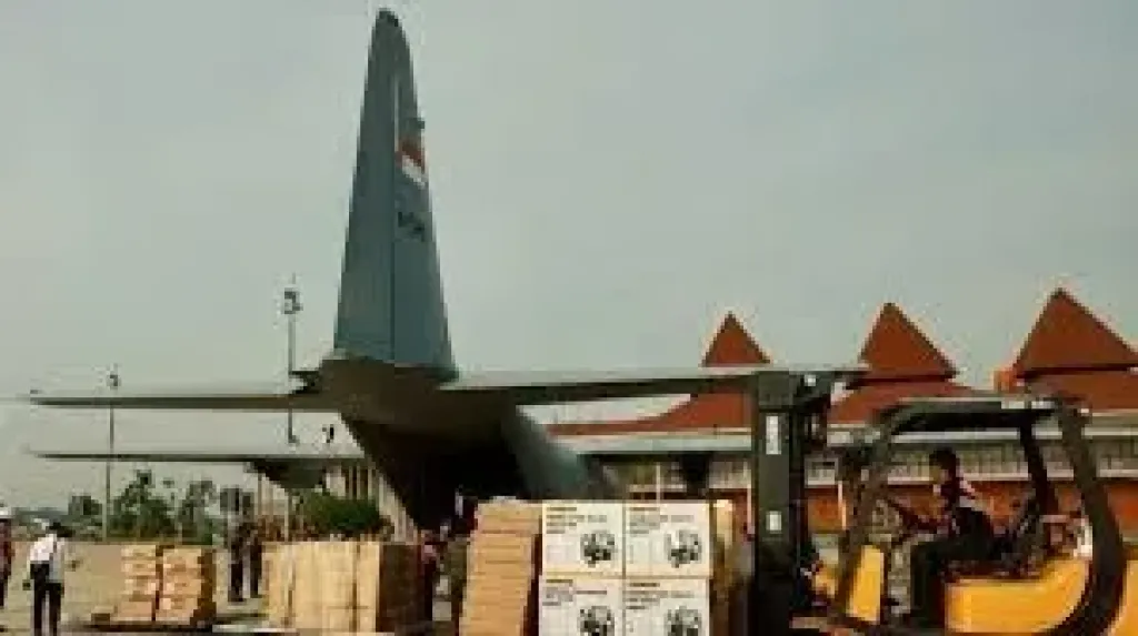 حكومة جاكرتا ترسل مساعدات لضحايا الفيضانات والانهيارات الأرضية في سومطرة