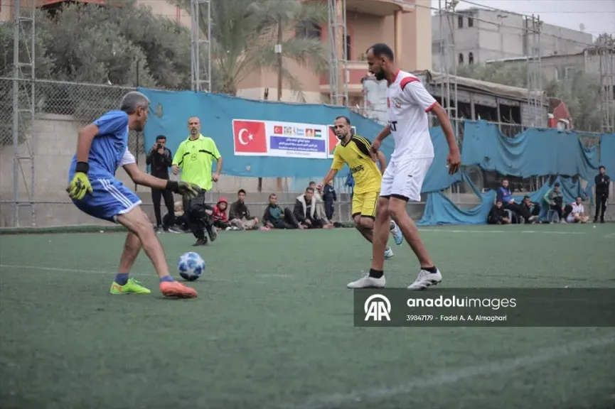 بمباراة رمزية.. شباب غزة يعيدون الحياة للمستطيل الأخضر بطريقة استثنائية لإحياء الرياضة بعد الإبادة