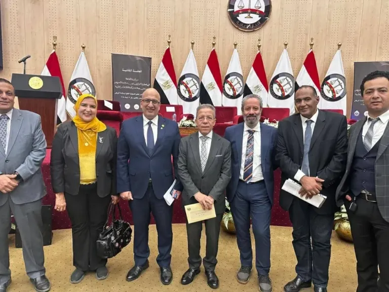 وفد نقابة الأطباء يشارك النيابة العامة حلقة نقاشية حول سلامة المريض وضمان بيئة عمل آمنة