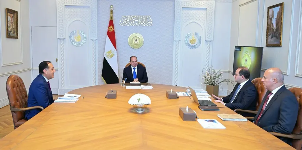 السيسي يوجّه بإطلاق الحزمة الثانية من التسهيلات الضريبية.. ويؤكد تعزيز الثقة مع المستثمرين وتطوير المنظومة المالية والجمركية