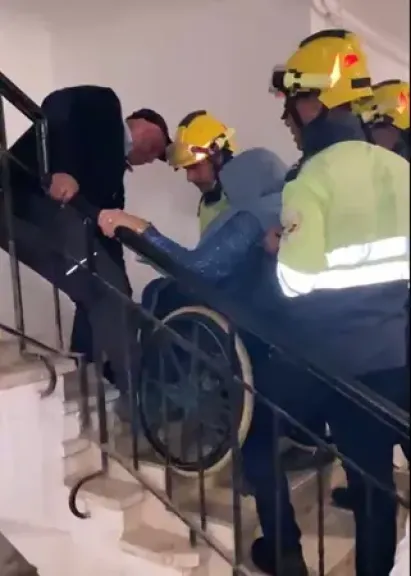 الأجهزة الأمنية بالقاهرة تستجيب لإستغاثة مواطن لنقل زوجته للطابق الخامس