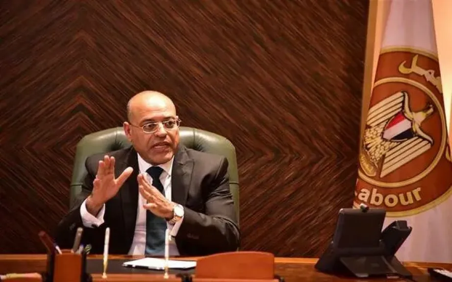 وزير العمل يقرر إيقاف نشاط 11 شركة لإلحاق العمالة بالخارج لمخالفتها أحكام القانون