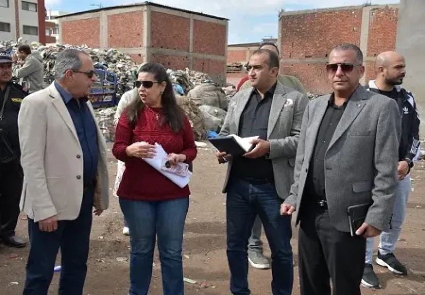 محافظ بورسعيد: يشدد على إزالة الإشغالات وإغلاق محلات فرز القمامة بحي المناخ