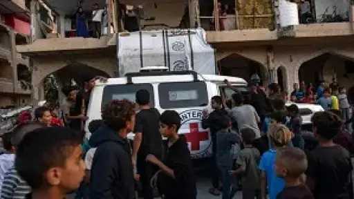 إسرائيل تتسلم رفاتًا يُعتقد أنها لرهينتين عبر الصليب الأحمر من غزة