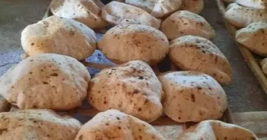 بعد التحول إلى الدعم النقدي.. هل يتغير سعر رغيف الخبز على بطاقة التموين؟