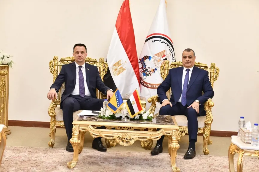 وزير الدولة للإنتاج الحربي ووزير الطاقة والتعدين البوسني يناقشان سبل التعاون