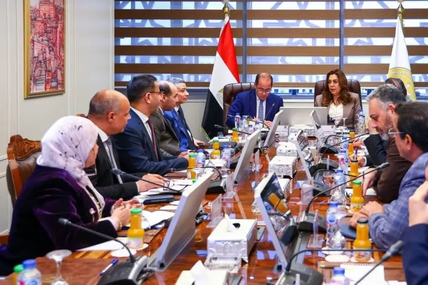 وزيرة التنمية المحلية والقائم بأعمال وزير البيئة ووزير المالية يبحثان عدداً من الملفات المشتركة