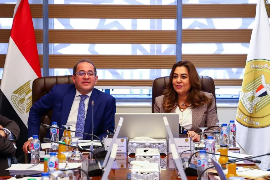 وزيرة التنمية المحلية والقائم بعمل وزير البيئة ووزير المالية يبحثان عددا من الملفات المشتركة