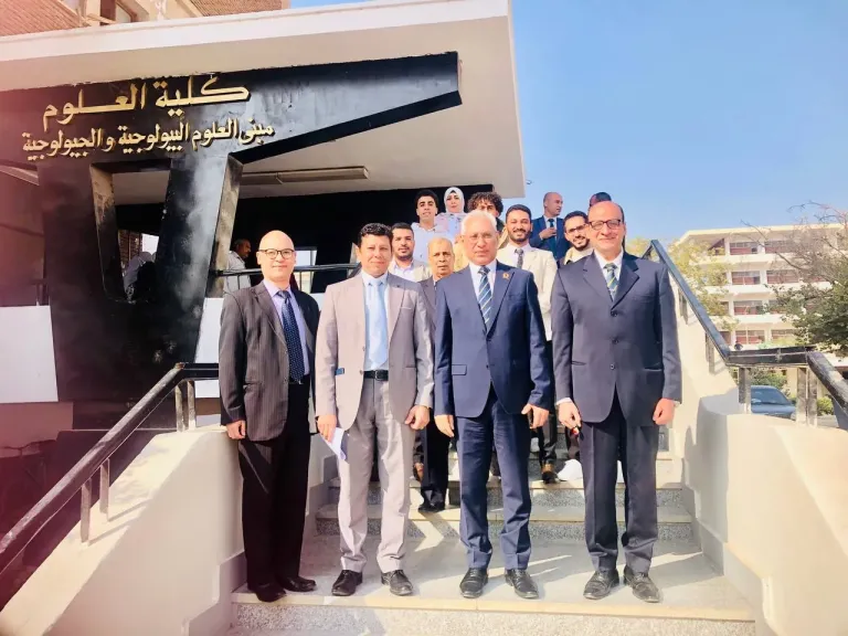 رئيس جامعة المنيا ومحافظ المنيا يفتتحان معرض زهور الخريف الثامن بمشتل كلية الزراعة