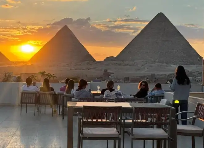 الحكومة تضع خطة لزيادة الغرف الفندقية حول الأهرامات وجذب المستثمرين