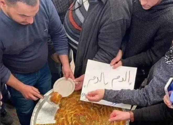 أهالي غزة يوزعون الحلوى فرحا بمقتل ياسر أبو شباب