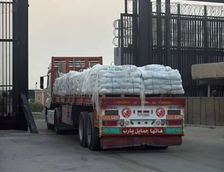 279 شاحنة محمّلة بالمساعدات تعبر معبر رفح البري لإغاثة قطاع غزة