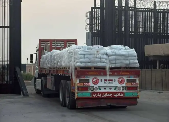 279 شاحنة محمّلة بالمساعدات تعبر معبر رفح البري لإغاثة قطاع غزة