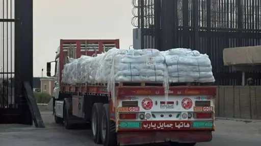 279 شاحنة محمّلة بالمساعدات تعبر معبر رفح البري لإغاثة قطاع غزة