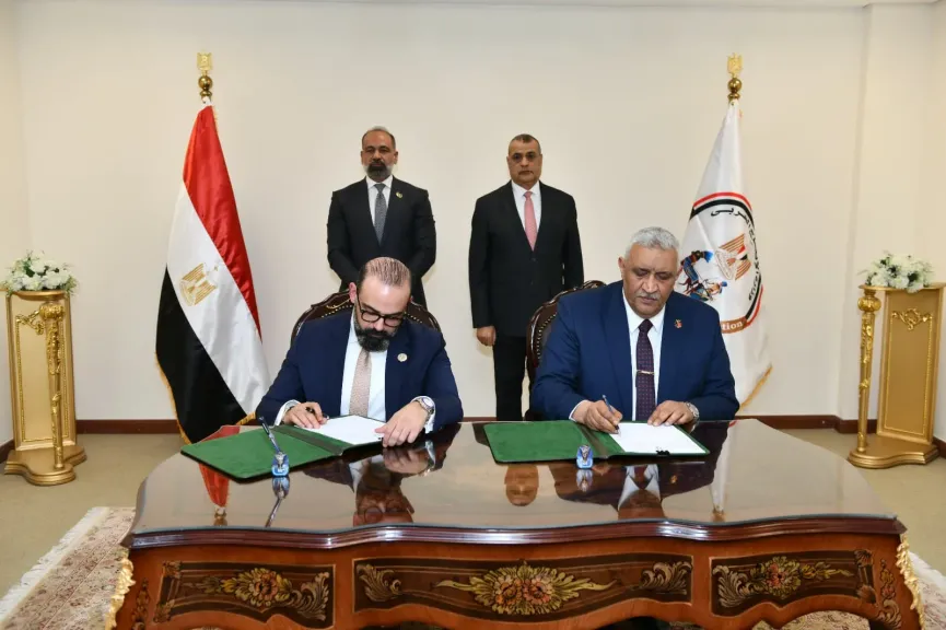 وزير الإنتاج الحربي يشهد توقيع عقود تعاون مشترك في المجال العسكري بمعرض EDEX 2025